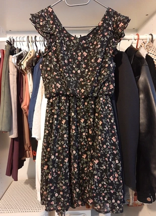 Robe noire à fleurs, brand: C&A, condizioni: Ottime, taglia: M / IT 42 / EU 38, €3.00, €3.85 include la Protezione acquisti