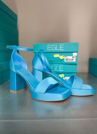 Sandalo in raso turchese con plateau
N.39, brand: egle, condizioni: Nuovo con cartellino, taglia: 39, €7.00, €8.05 include la Protezione acquisti