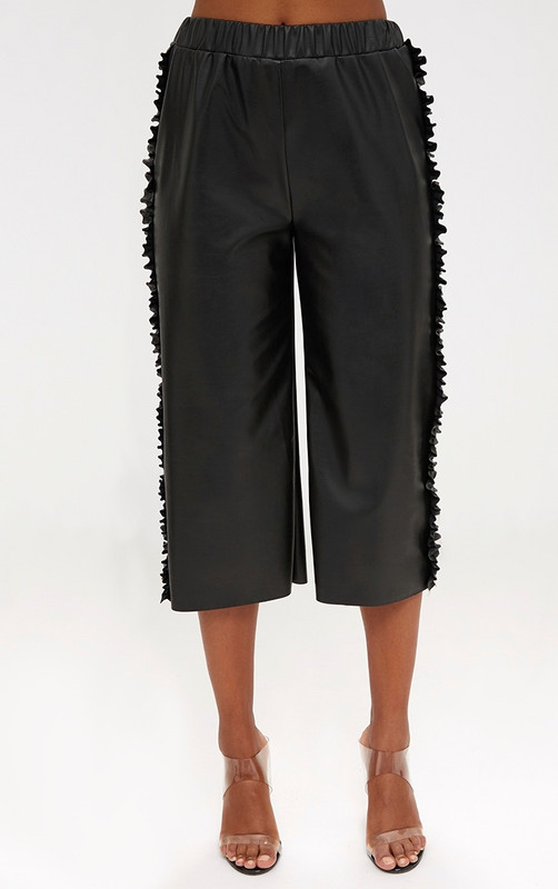 Pantalon court noir en imitation cuir avec volants sur les côtés 4