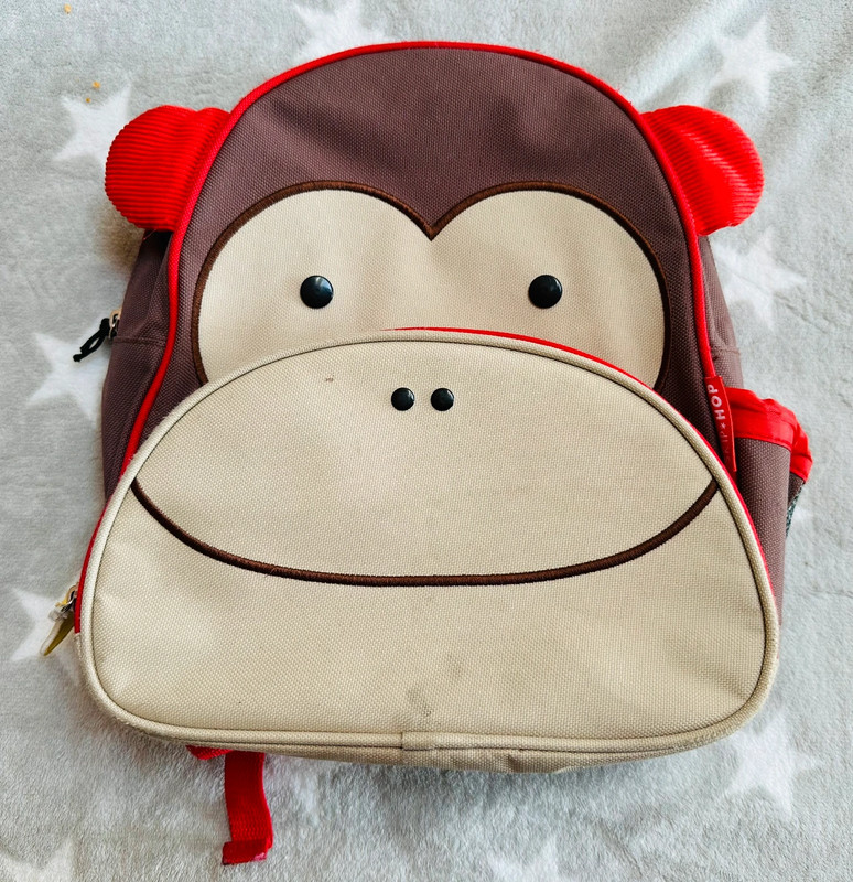 Plecak małpka czerwony brązowy kremowy dla przedszkolaka Skip Hop 1