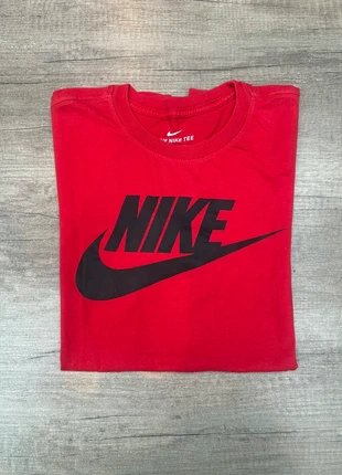 T-shirt Nike rouge taille S, marque: Nike, état: Très bon état, taille: S, 8,00 €, 9,10 € Protection acheteurs incluse
