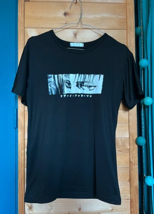 Tee-shirt L’attaque des Titans Livaï, marke: Attack On Titan, zustand: Neu, größe: S / 36 / 8, 5,00 €, 5,95 € inklusive Vinted-Käuferschutz