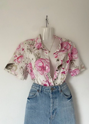 Chemise vintage blanche à fleurs hibiscus roses – coupe structurée – Taille S/M loose ou L ajustée, merk: Vintage Dressing, staat: Heel goed, maat: M / 38 / 10, € 7,50, € 8,58 inclusief Kopersbescherming