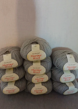 Lot de 10 pelotes de laine grise merino wool, brand: LAINE, condizioni: Nuovo senza cartellino, €22.00, €23.80 include la Protezione acquisti