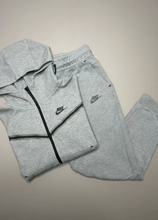 Ensemble survêtement Nike tech gris - XS, marque: Nike, état: Très bon état, taille: XS / 34 / 6, 65,00 €, 68,95 € Protection acheteurs (Pro) incluse