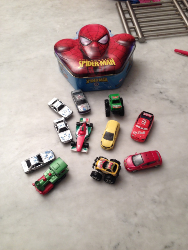 Lot petites voitures dans boîte Spiderman 2