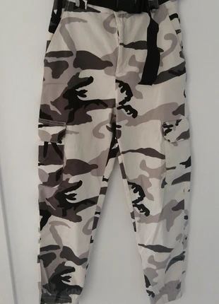 Pantalón camuflaje blanco Pull&Bear Talla S, marque: Pull & Bear, état: Très bon état, taille: S / 36 / 8, 6,00 €, 7,00 € Protection acheteurs incluse