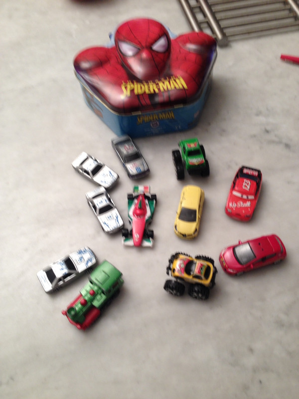 Lot petites voitures dans boîte Spiderman 3