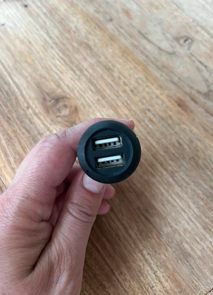 Dubbele oplader voor in de auto, marca: Vodafone, estado: Muito bom, €7.50, €8.58 inclui Proteção do Comprador