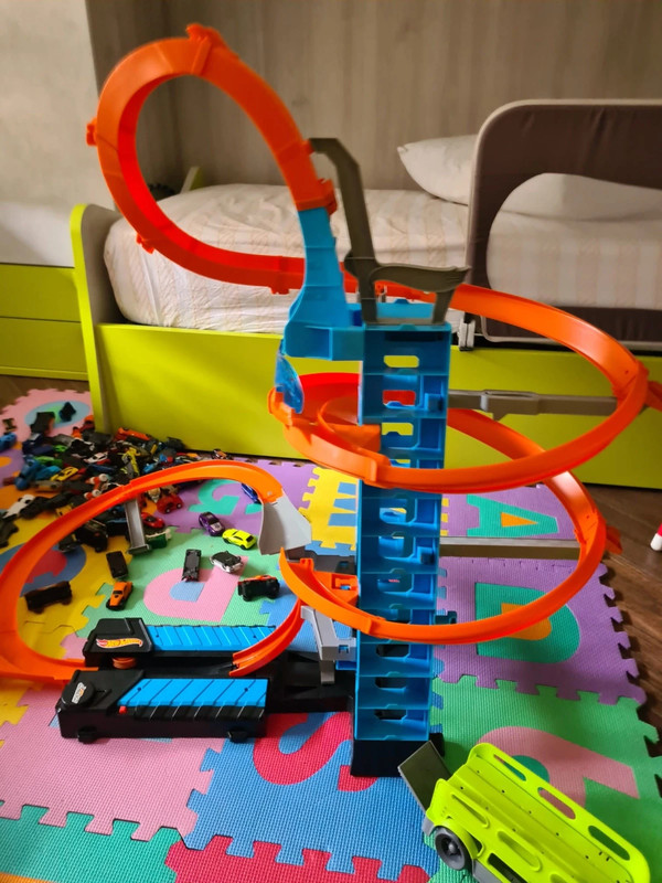 Pista hot wheels ,torre scontri estremi,alta 83 cm e doppio parcheggio auto