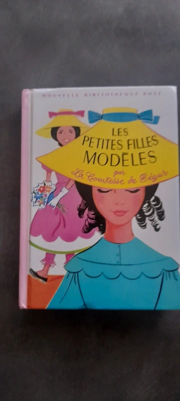 Livre' les petites filles modèles'