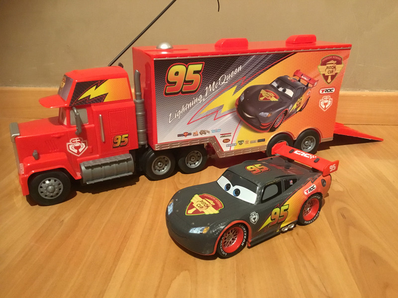 Camion Mack Cars avec Voiture Flash Mcqueen Disney/Pixar 
