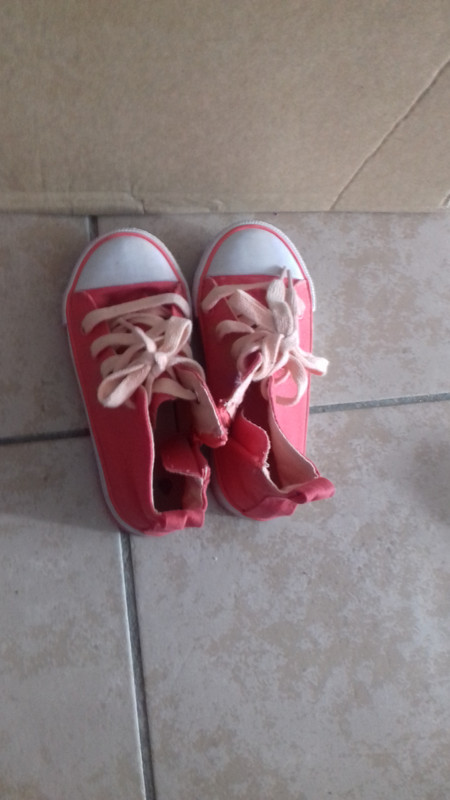 Fausse converse sales rouge