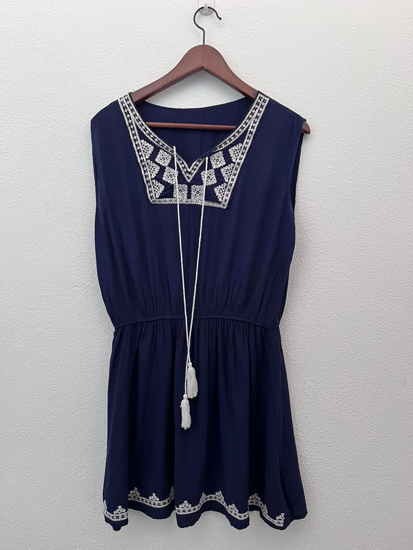 Vestido azul marino con bordados 4