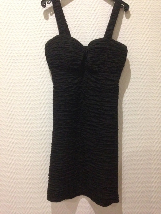 Jolie robe noire moulante 1