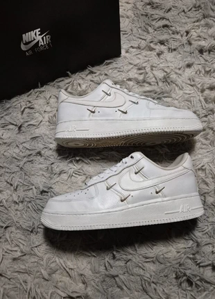 Basket Nike Air Force 1 Low Metal Mini Swoosh Blanc Taille 40,5, marque: Nike, état: Très bon état, taille: 40,5, 43,50 €, 46,38 € Protection acheteurs incluse