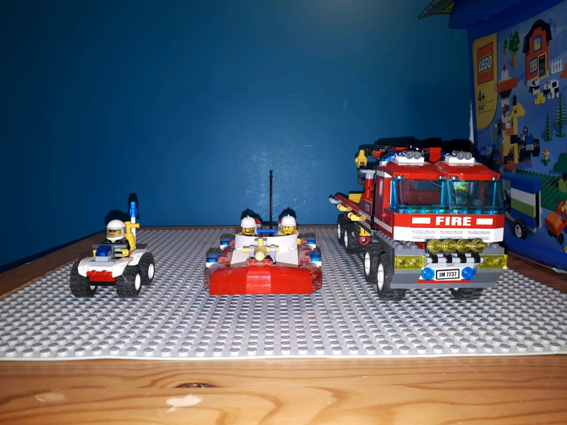 LEGO ® CITY 7239 Le camion de pompier et son Zodiac