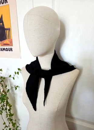 Foulard 100% Laine triangulaire - Noir, marke: LAINE, zustand: Sehr gut, 15,00 €, 16,45 € inklusive Vinted-Käuferschutz