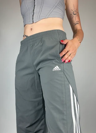 pantacourt Adidas vintage gris brodé coupe y2k, brand: adidas, condition: Very good, size: M, €29.00, €31.15 includes Buyer Protection Pro