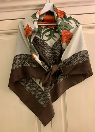 Foulard motif fleur Neuf, brand: La Boutique, condizioni: Nuovo senza cartellino, €2.00, €2.80 include la Protezione acquisti