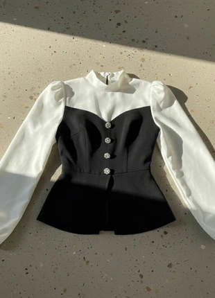 Haut noir et blanc avec des boutons en bijoux, marque: Céverra, état: Très bon état, taille: M / 38 / 10, 49,99 €, 53,19 € Protection acheteurs incluse