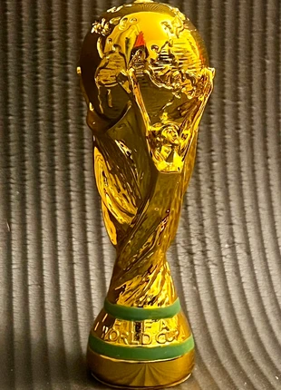 🏆 FIFA World Cup 2026 Coupe du monde football Trophee OR 100 % résine, collection souvenir sport, marque: FIFA, état: Comme neuf, 30,00 €, 32,20 € Protection acheteurs incluse