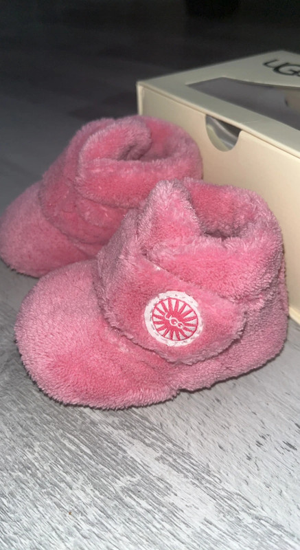 Girls pink sales ugg slippers