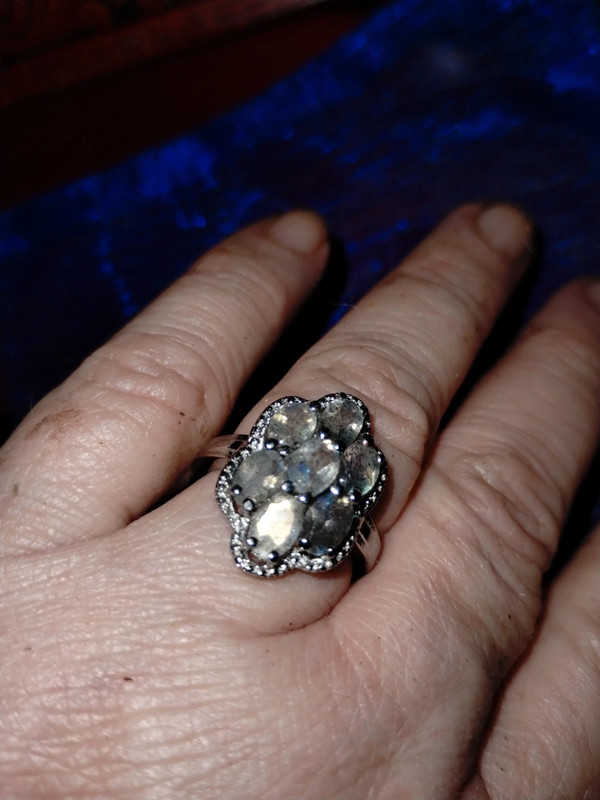 Really beautiful size 7 silver and rhinestone ring