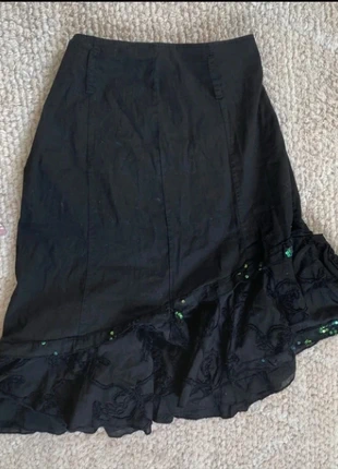 whimsical witchy assymetrical embroidered skirt, merk: Vintage Dressing, staat: Heel goed, maat: M / 38 / 10, € 13,95, € 15,35 inclusief Kopersbescherming