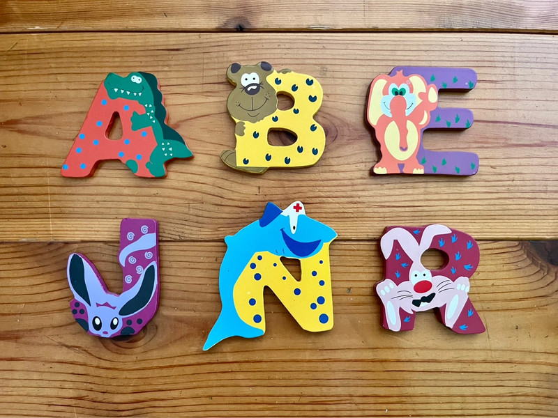6x Buchstaben aus Holz für Kinderzimmer