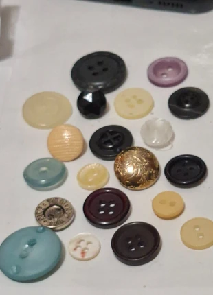 20 bottoni colori  chiari scuri varie fantasie utility, zustand: Sehr gut, 7,00 €, 8,05 € inklusive Vinted-Käuferschutz
