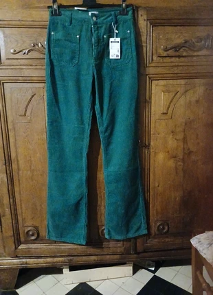 Pantalon velours tendance, marque: C'est beau la vie, état: Neuf avec étiquette, taille: XS / 34 / 6, 30,00 €, 32,20 € Protection acheteurs incluse