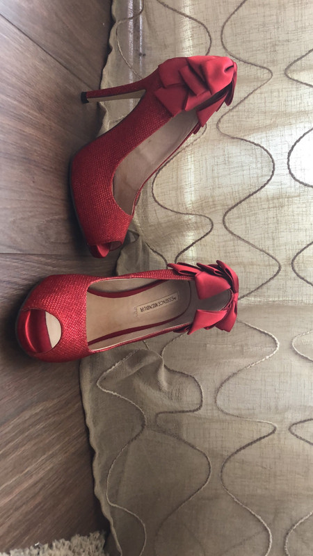 Zapatos de tacón rojos de Menbur -