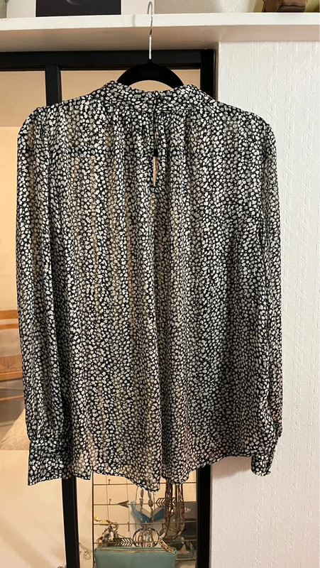 Blouse à fleurs verte blanche et noire 1