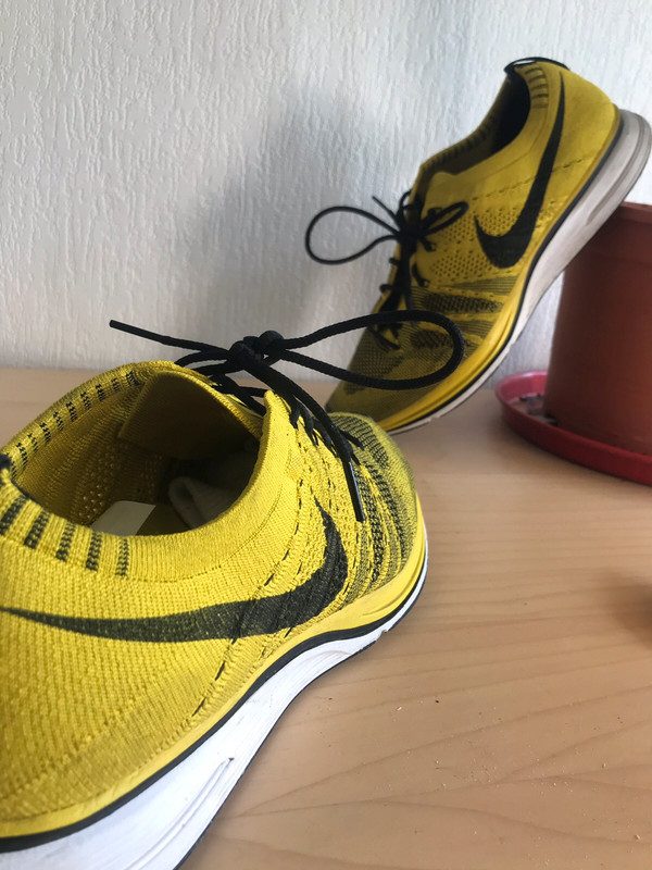 Nike flyknit jaune sales