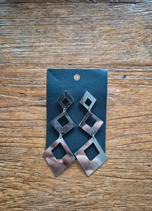 Zilverkleurige oorbellen, staat: Heel goed, € 1,25, € 2,01 inclusief Kopersbescherming