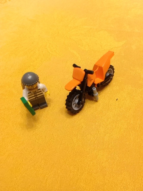 Lego City le transport de prisonnier 3