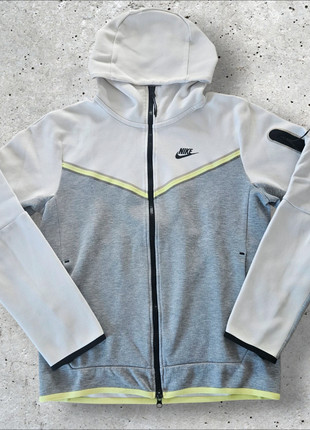 Veste à capuche Survêtement Nike Tech fleece blanche et grise - taille S, marque: Nike, état: Très bon état, taille: S, 29,90 €, 32,10 € Protection acheteurs incluse