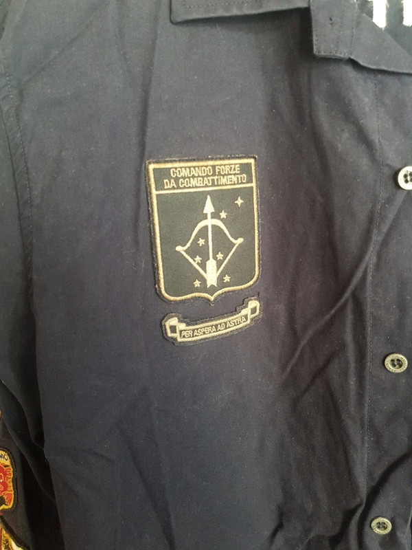 Camicia ufficiale Aeronautica Militare perfetta con stemmi dei