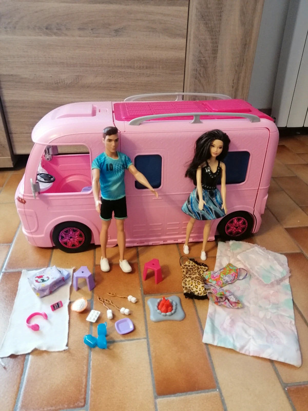 Camping-car transformable, Barbie, Ken et accessoires.