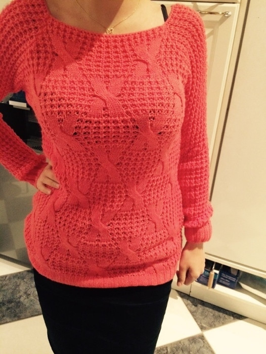 pull en tricot rose tres doux 1