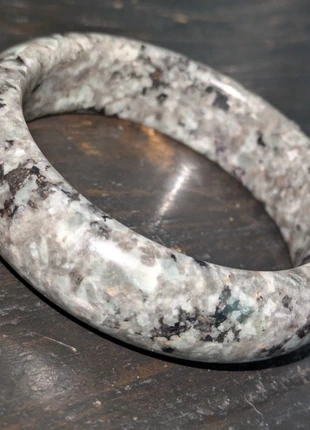 Yooperlite hard bangle, merk: High, staat: Nieuw met prijskaartje, € 40,00, € 42,70 inclusief Kopersbescherming