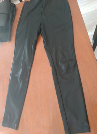 Zwarte legging nep leer, merk: ONLY, staat: Nieuw zonder prijskaartje, maat: Universele maat, € 3,00, € 3,85 inclusief Kopersbescherming