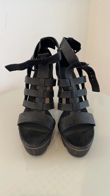 Sandali in pelle nera con alto plateau in gomma. Vic Matie