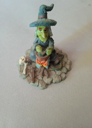 Figurine résine sorcière feu et chaudron, staat: Nieuw zonder prijskaartje, maat: Universeel, € 6,00, € 7,00 inclusief Kopersbescherming