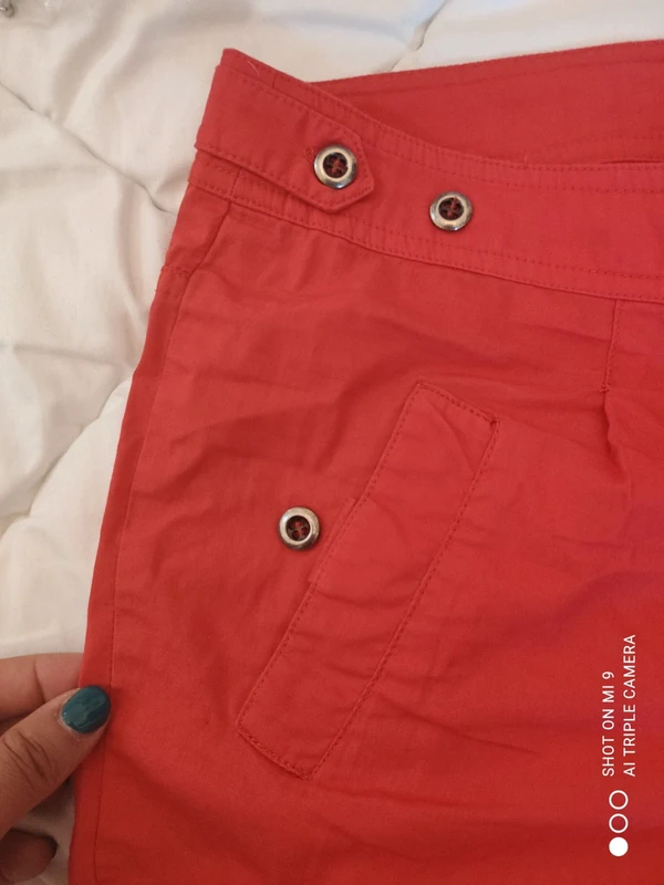 Short rouge en très bon état - photo numéro 3