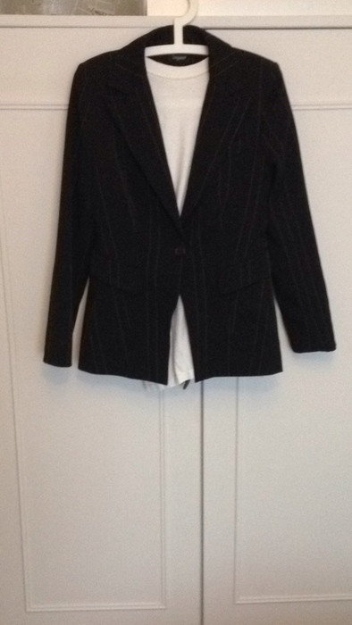 veste tailleur, noire à fines rayures blanches 1