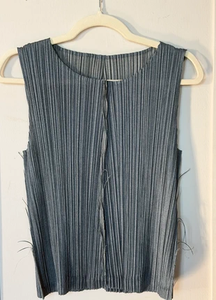 Top Pleats Please Issey Miyake grigio, merk: Pleats Please Issey Miyake, staat: Heel goed, maat: M / 38 / 10, € 100,00, € 105,70 inclusief Kopersbescherming
