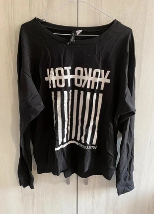 Zwarte sweater met witte opdruk van H&M maat 38, merk: H&M, staat: Heel goed, maat: M / 38 / 10, € 1,95, € 2,75 inclusief Kopersbescherming