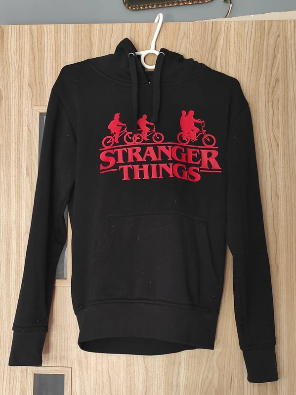 Czarna bluza z kapturem napis Stranger Things | Vinted